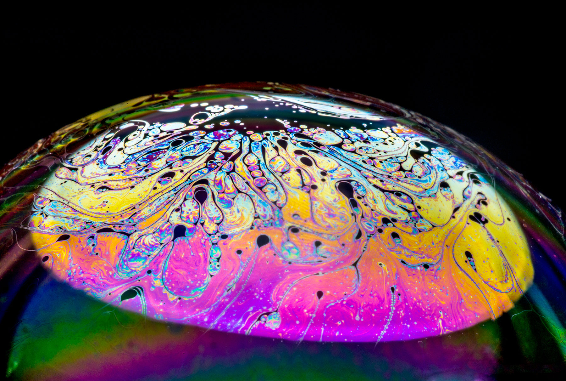 Macro_Photography_of_a_soap_bubble